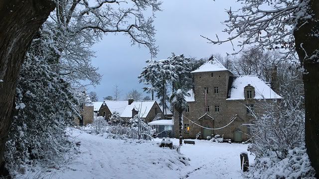 Le Manoir de Goaz Froment sous la neige avec ses trois gîtes trois étoiles qui sont équipés de poêles à bois scandinaves