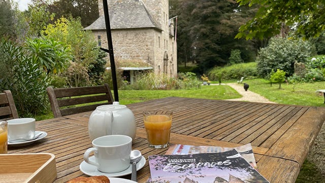 Terrasse du gîte La Grange du Manoir vers le manoir et le parc