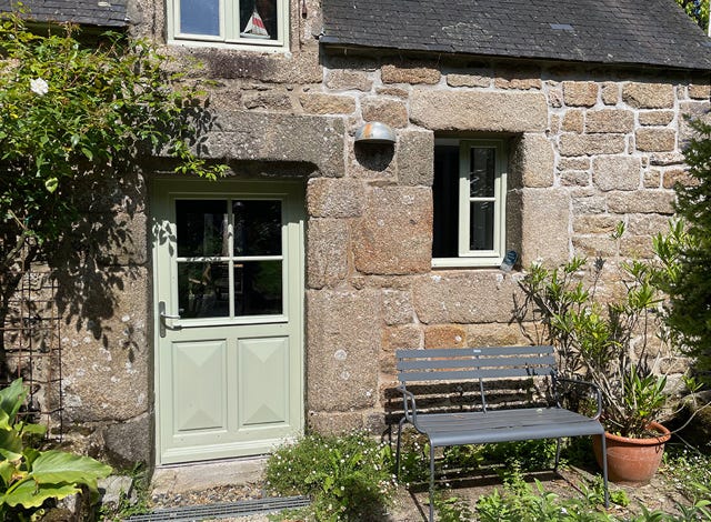 Banc devant la Maison du Four, un gîte cosy classé trois étoile dans un cadre champêtre 