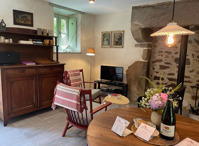 Poêle à bois scandinave Jøtul au coin salle à manger/salon du gîte cosy 3 étoiles La Maison du Four avec une isolation chaux-chanvre, anciennes lithographies, l'ancien et moderne se rencontre