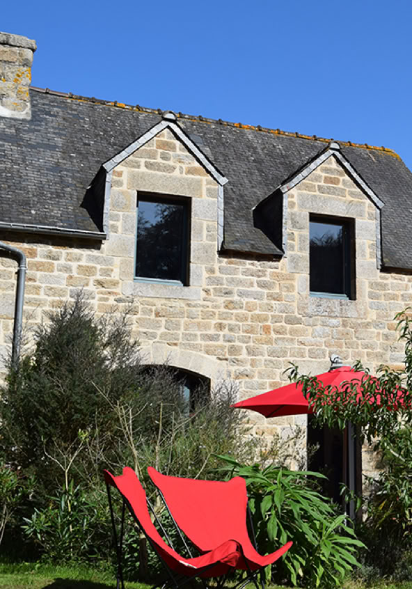 Buissons de Teatree en fleurs devant le gîte de charme 3 étoiles La Métairie 