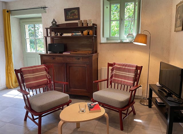 Poêle à bois scandinave Jøtul au salon du gîte cosy 3 étoiles La Maison du Four avec une isolation chaux-chanvre, anciennes lithographie, l'ancien et moderne se rencontre