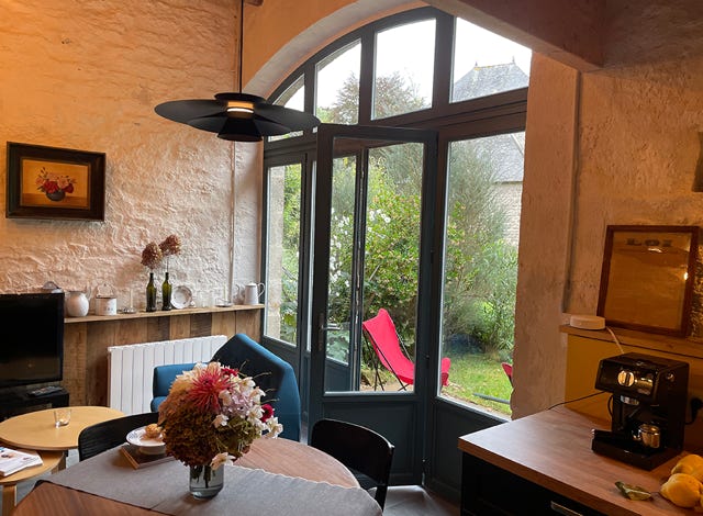 Intérieur salon de la grange gîte de charme pour trois en Bretagne