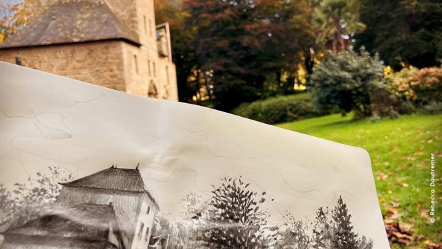 Foto d’un dessin de Rebecca Dautremer du Manoir de Goaz Froment avec au fond le Manoir lors de son séjour