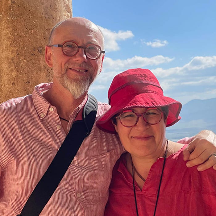 Les propriétaire du Manoir breton Goaz Froment où on peut louer des gîtes de charme classé 3 étoiles