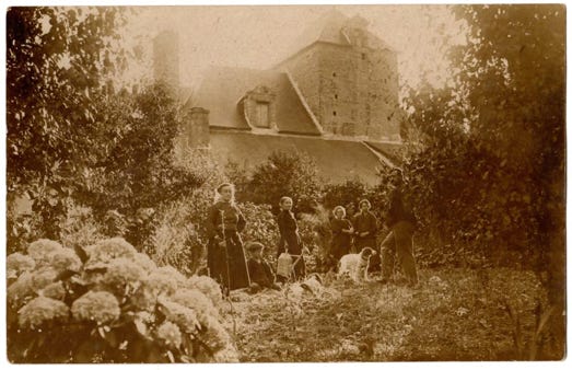 Vue derrière le MAnoir avec Denis Le Guen et sa femme (avant 1961)