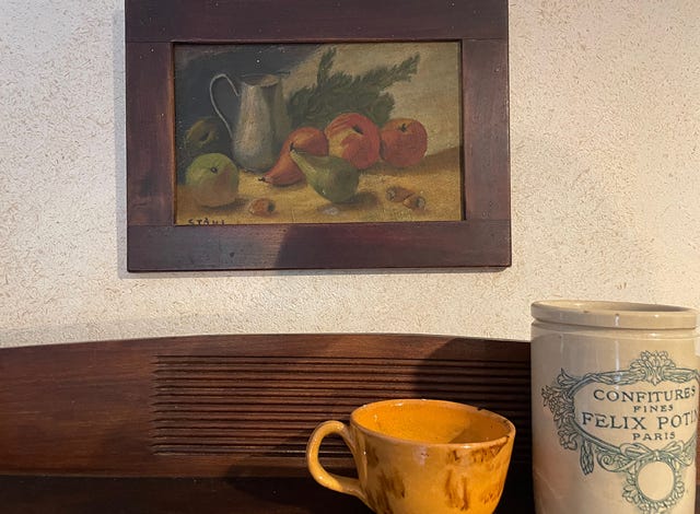 Tableau de nature morte au dessus d’un buffet breton arts déco avec décoration terra-cotta 