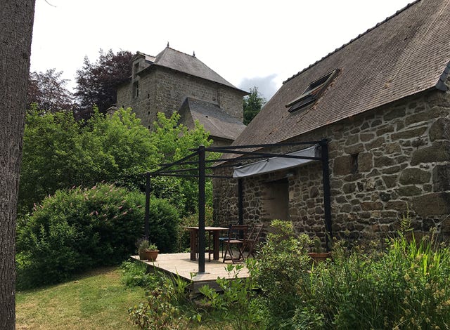 Vue de la terrasse du gîte pour deux Maison du four vers le Manoir 