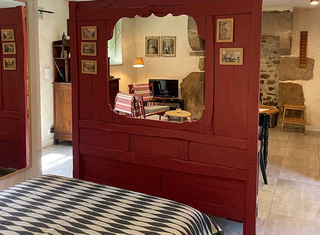 Vue du lit vers l’espace de jour par le panneau du lit-clos 