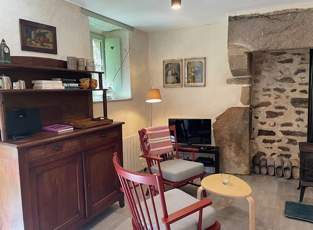 Coin salon avec l’ancien buffet breton art-déco avec l’ambiance cosy 