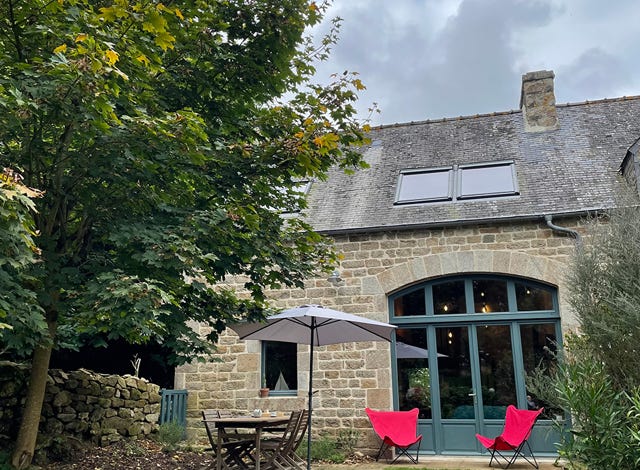 La terrasse côté sud du gîte de charme pour quatre personnes