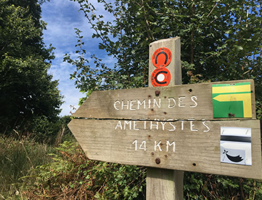 Panneau en bois avec les chemins de randonnées MonTroBreizh®, chemin des améthystes et d'autres PR Petites Randonnées à proche Manoir de Goaz Froment