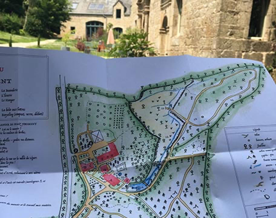 photo avec plan du domaine et le Manoir de Goaz Froment avec ses gîtes au fond