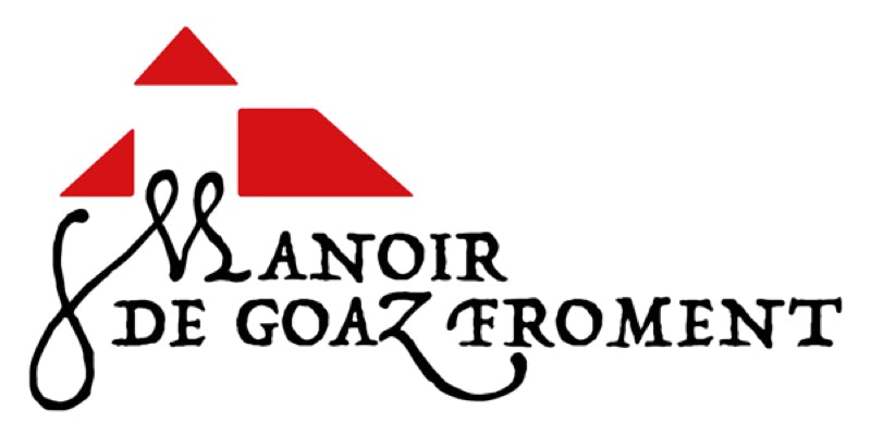 Le logo du Manoir de Goaz Froment a été créer par Blanche et Olaf Mühlmann. Il s’agit d’un jeu de typographie Trattatelo pour symboliser les bâtiments et des formes géométriques rouges pour symboliser les toitures. Ensemble est un jeu entre tradition Renaissance et modernité tout comme ce lieu de vacances avec ses gîtes de charme. 