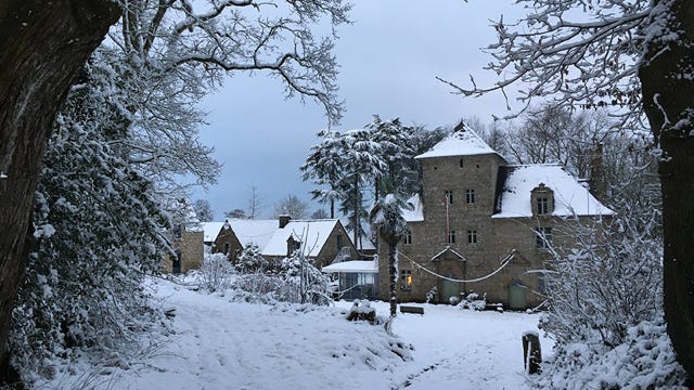 Le Manoir de Goaz Froment sous la neige avec ses trois gîtes trois étoiles qui sont équipés de poêles à bois scandinaves