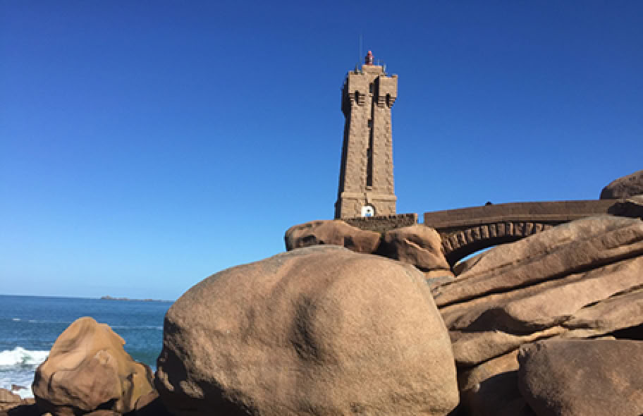 Phare Men Ruz sur la Côte de Granit rose proche des gîtes de charme Manoir de Goaz Froment