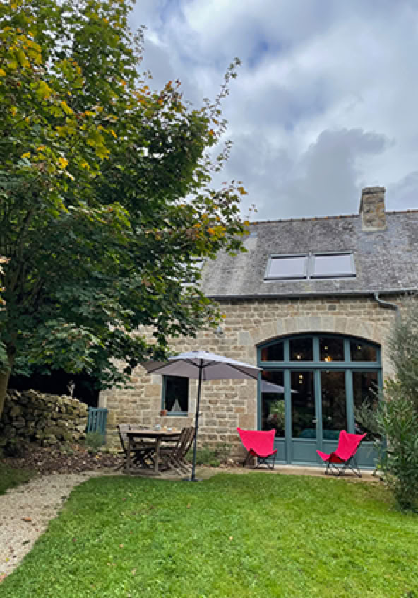 Vue côté sud terrasse du gîte de charme 3 étoiles La Grange du Manoir de Goaz Froment