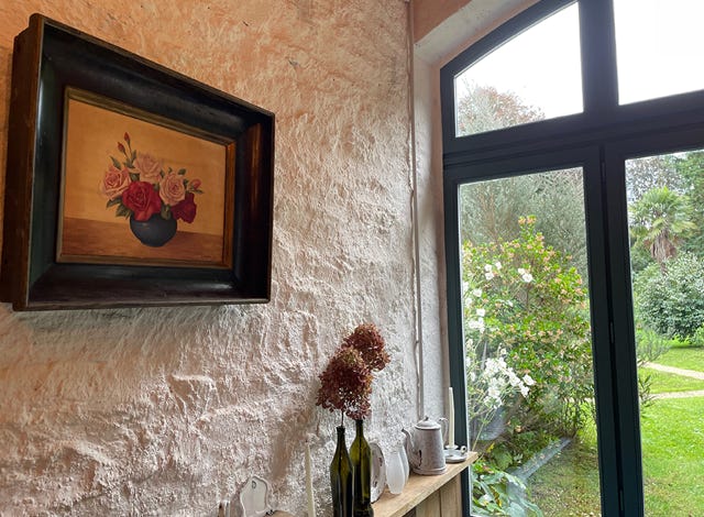 Vue vers l'exterieur du salon de la grange, gîte de charme en Bretagne Côte de Granit Rose