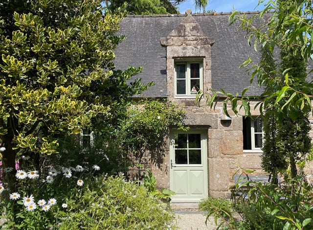 Vue côté sud-ouest jardin et porte d’entrée le gîte de charme pour deux personne La Maison du Four du Manoir de Goaz Froment