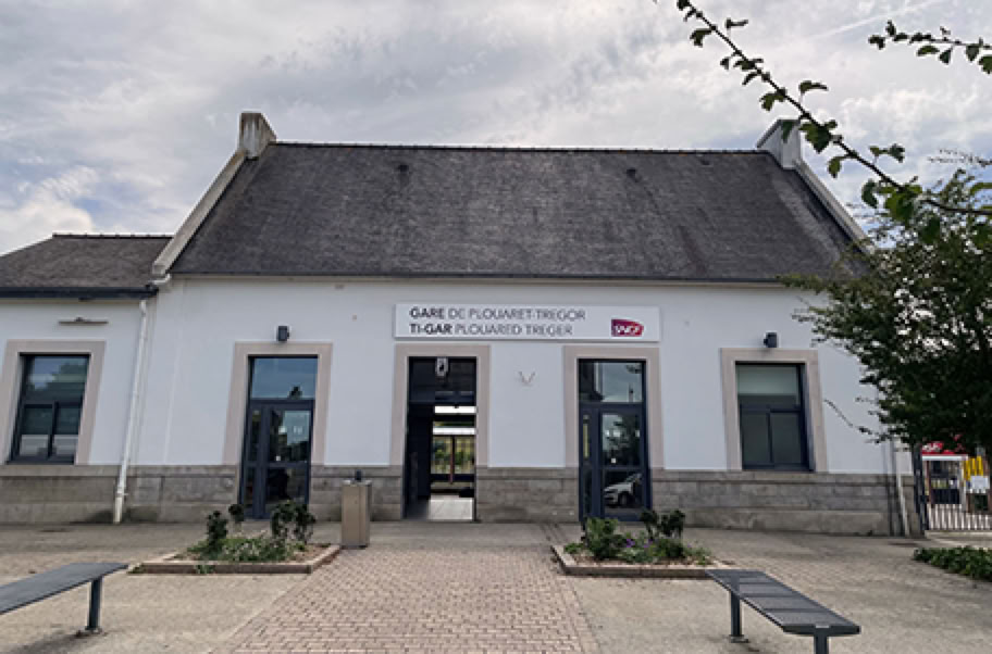 la gare TGV Plouaret Trégor est à 3 heures de PAris et 7 minutes des gîtes au Manoir de Goaz Froment