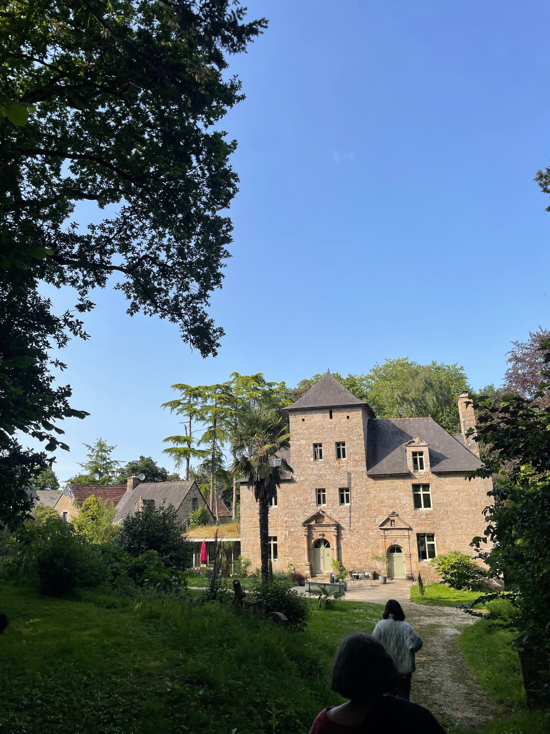 Le Manoir de Goaz Froment vue du chemin creux après une promenade dans son parc :gites de charme Côte de Granit Rose en Bretagne