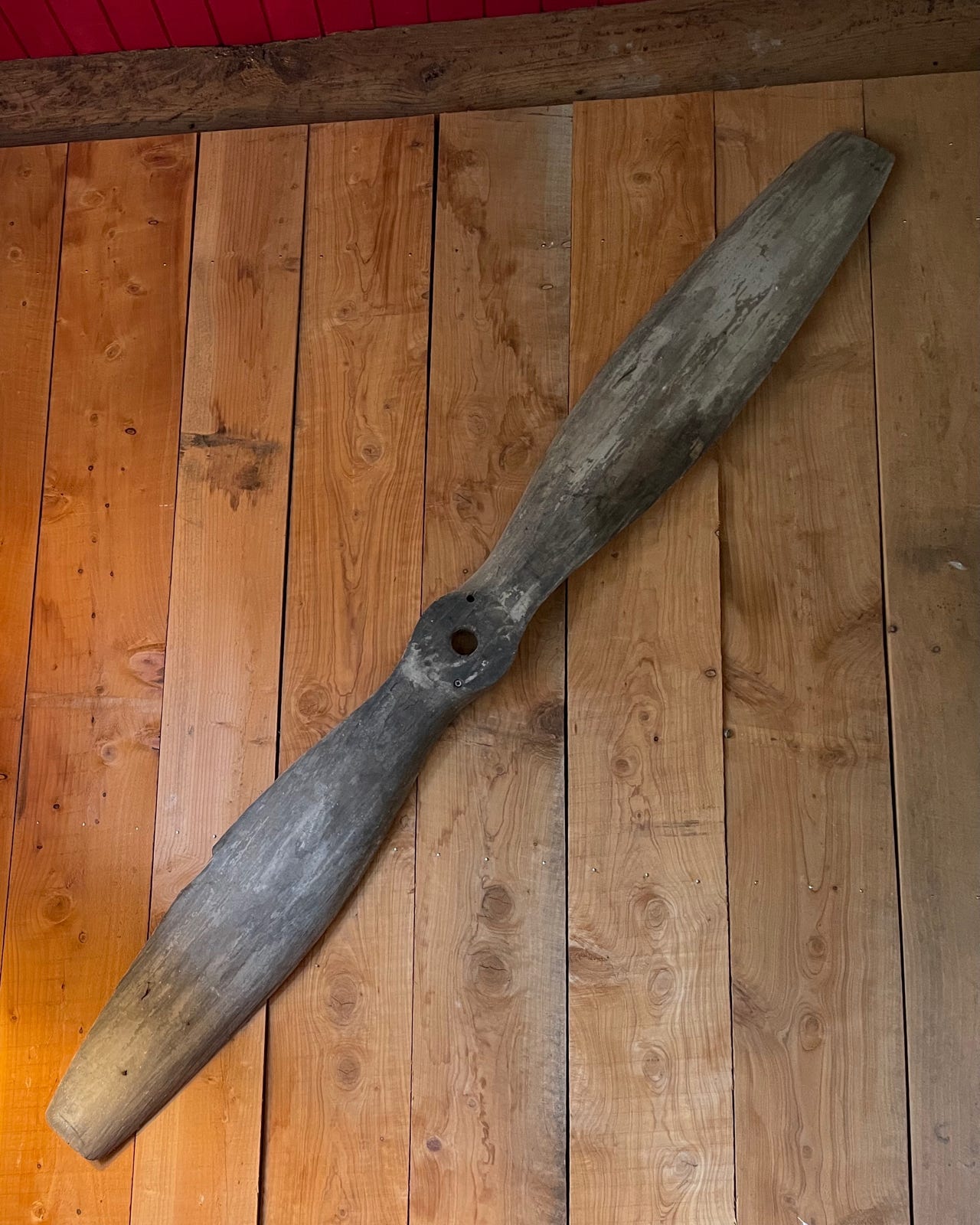 Une hélice en bois est accroché au mur du salon du gîte Métairie. Quelle est son histoire ?