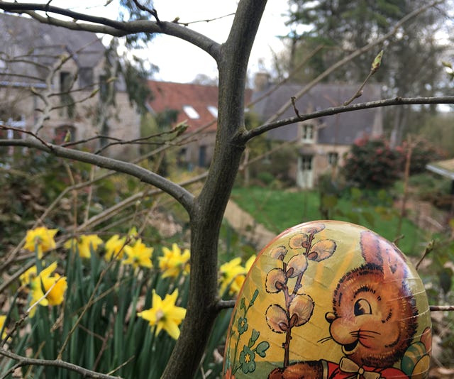 Décoration de Pâques avec vu sur la Grange et La Métairie deux gîtes de charme pour 4 personnes ou 8 personnes