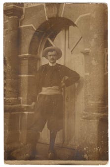 Denis Le Guien devant la porte d'entrée du Manoir de Gioaz Froment