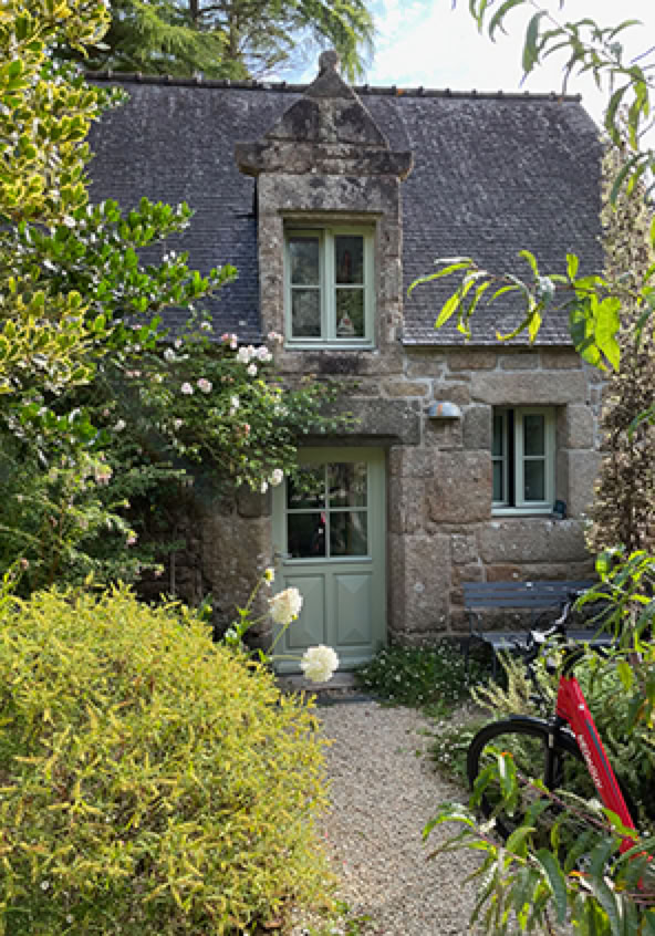 Vue côté sud-ouest jardin devant le gîte de charme pour deux personne La Maison du Four du Manoir de Goaz Froment