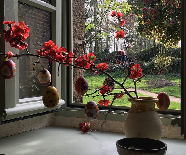 Décoration de Pâques sur le bord de la fenêtre du gîte de charme pour 2 personnes Maison du Four